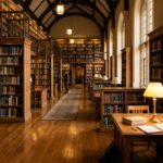 Regały biblioteczne i lampa nad stołem do nauki w czytelni akademickiej